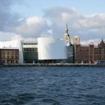 Ozeanum. Foto: Johannes-Maria Schlorke. DerRaumjournalist_Ostsee_19_88 Ozeaneum Stralsund Hafenansicht