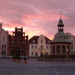 Wismar. Foto: Hansestadt Wismar/Volster. DerRaumjournalist_Ostsee_75_93 Marktplatz in Wismar