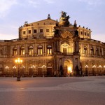 Semperoper. Licht und Lüftung für den Raum: Das Fenster. Foto: bildpixel / pixelio.de . (105723_original_R_K_by_bildpixel_pixelio.de)