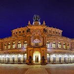 Semperoper. Licht und Lüftung für den Raum: Das Fenster. Foto: clearlens-images / pixelio.de . (621527_original_R_by_clearlens-images_pixelio.de)