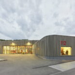 Gaus Architekten, eineinszwei – Feuerwehrarchitektur. Bild: Oliver Rieger Photography. (Datei: DieRaumgalerie_Feuerwehr Tübingen Gaus Architekten)
